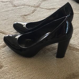 Like new Black Ralph Lauren pumps